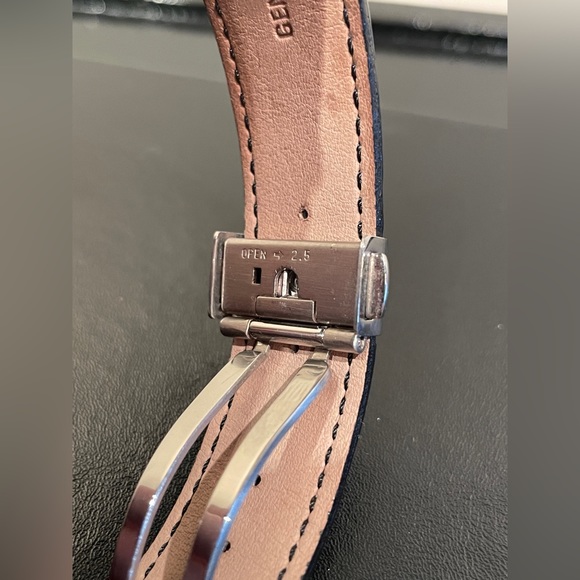 Womens Versace Watch w/ Leather Band - Picture 11 of 12